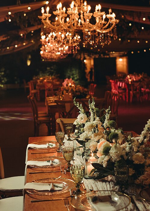 El Salón iluminado con lámparas para recepción de gran formato