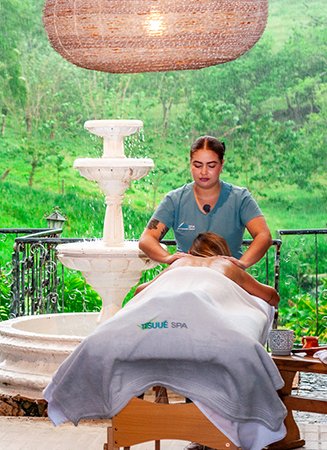 Spa y masajes al aire libre con vista a las montañas