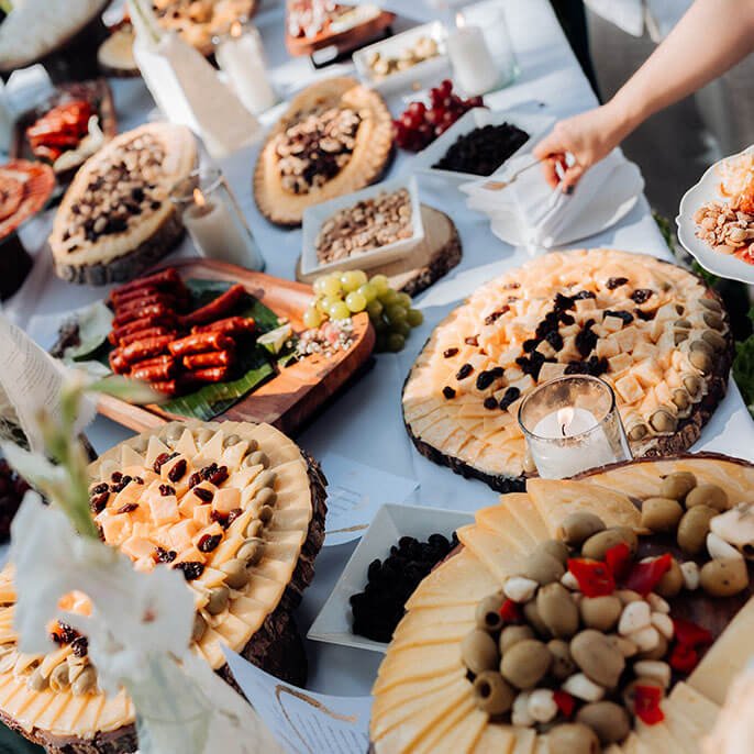 Estación gastronómica con quesos, panes y frutos secos para eventos
