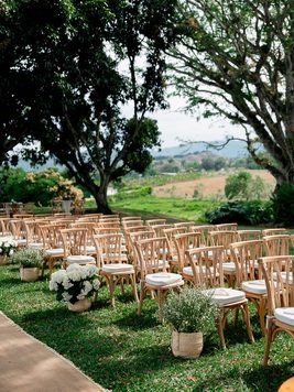 Sillas para ceremonia campestre en el jardín con vista a las montañas