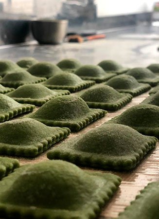 Pasta artesanal preparada a mano, experiencia gastronómica