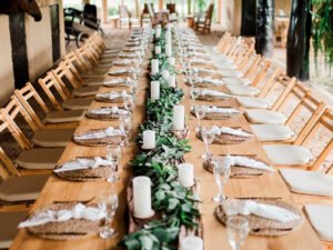 Mesa imperial de madera montada para recepción en La Pesebrera