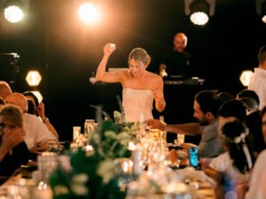 Novia bailando durante la celebración en La Pesebrera