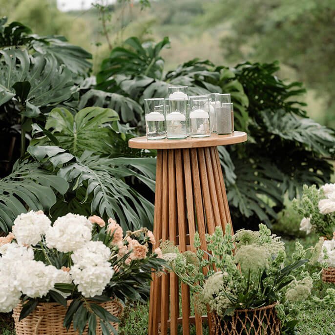 Decoración con hortensias y plantas sobre mesa de madera para la planeación de eventos