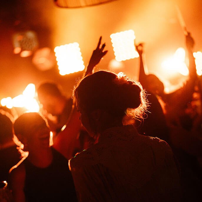 Invitados bailando en la fiesta con luces y producción de sonido