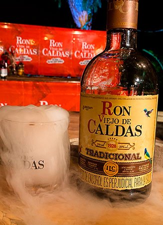 Cata de ron con botella de Ron Viejo de Caldas