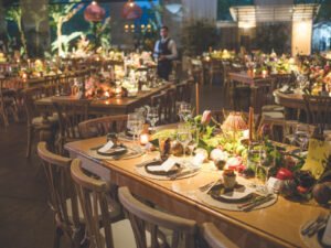Mesas decoradas con flores y velas en El Salón