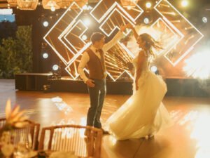 Novios bailando en la pista de El Salón