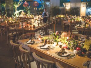 Montaje de recepción con centros de mesa florales en El Salón