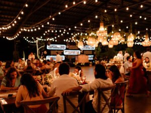 Recepción de gran formato con luces colgantes en El Salón