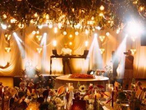Fiesta con luces y decoración floral en El Salón