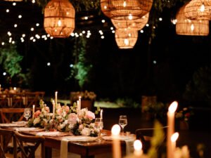 Mesas con velas y lámparas de mimbre para recepción