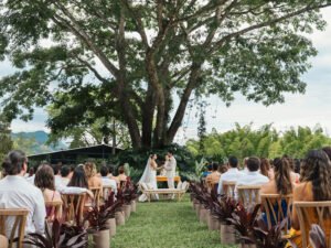 Ceremonia de boda al aire libre bajo El Samán