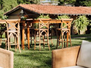 Barra de madera para cóctel junto a la casa de la hacienda