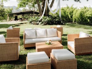 Sala lounge al aire libre con muebles de mimbre en El Samán