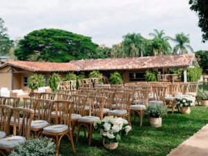 Sillas de madera para ceremonia en el jardín de la hacienda