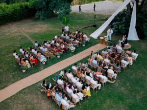 Invitados en ceremonia campestre junto a El Samán