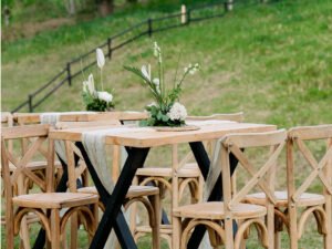 Mesa de cóctel con flores blancas en el jardín de la hacienda