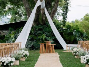 Arco de telas blancas para ceremonia bajo El Samán
